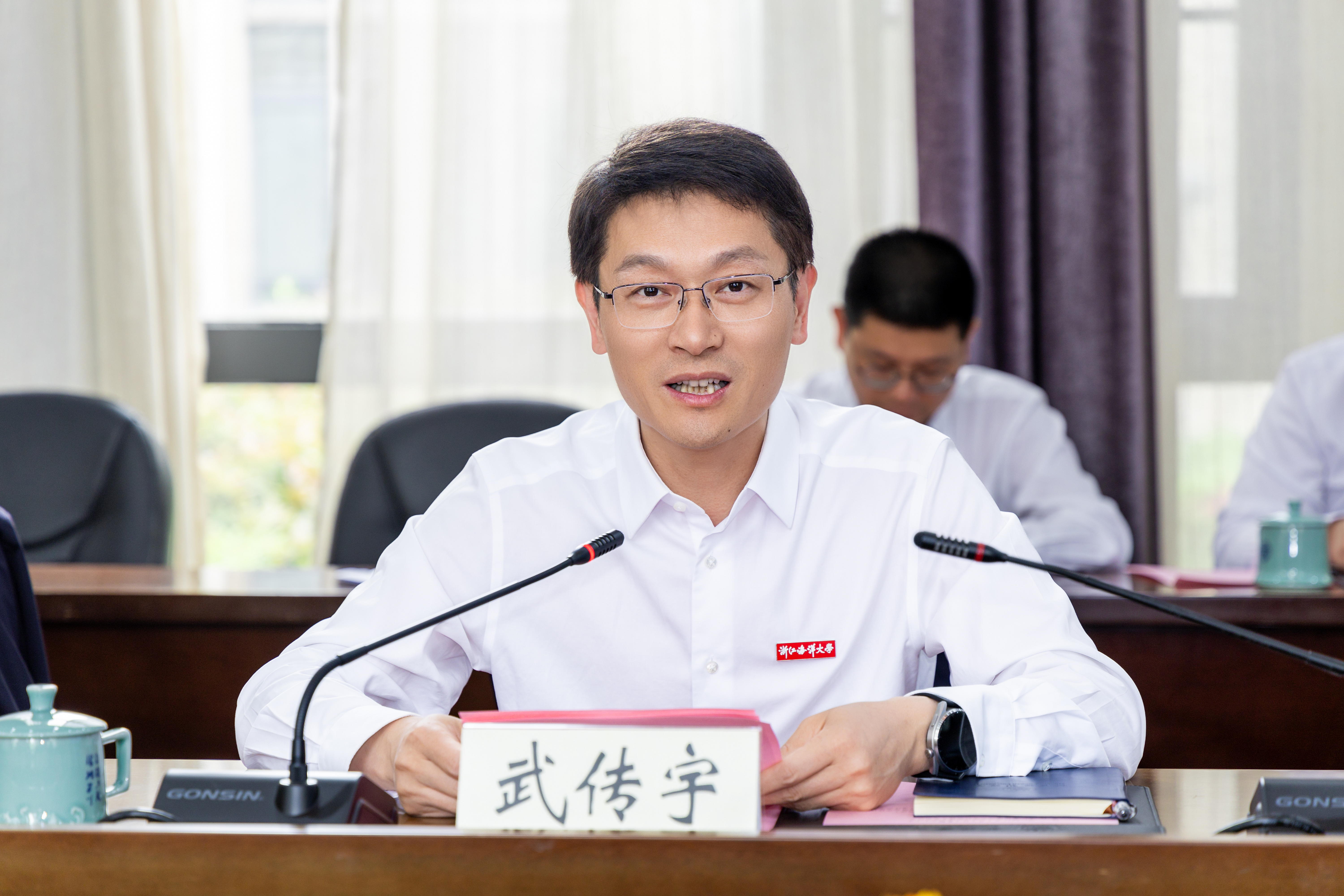 20250507-巨融能源(新疆)股份有限公司与学校战略合作协议签约仪式-89.jpg